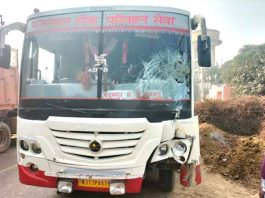 तेज रफ्तार लोक परिवहन बस की टेम्पो से भिड़ंत, तीन जने घायल
