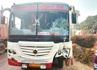 तेज रफ्तार लोक परिवहन बस की टेम्पो से भिड़ंत, तीन जने घायल