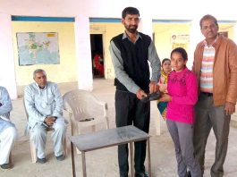 जरूरतमंद बेटियों को जूतों का वितरण