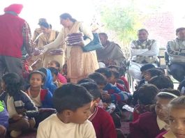 धर्मपत्नी की पुण्यतिथि पर 100 जरूरतमंद बच्चों को बांटे गर्म वस्त्र