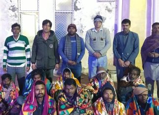 खुले आसमान में सर्द रातें गुजारने वालों की ली सुध, कंबल वितरित Welfare Worker