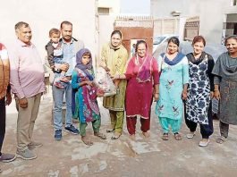 सेवादार पहुंचे जरूरतमंदों के घर उपलब्ध करवाया राशन व गर्म जर्सियां