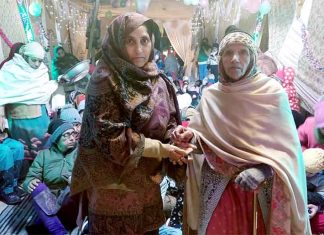 हाकमा देवी इन्सां ने दिखाई ईमानदारी, सोने की बालियां लौटाई