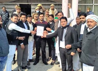 केंद्रीय विद्यालय को बंद करने के विरोध में सौंपा ज्ञापन