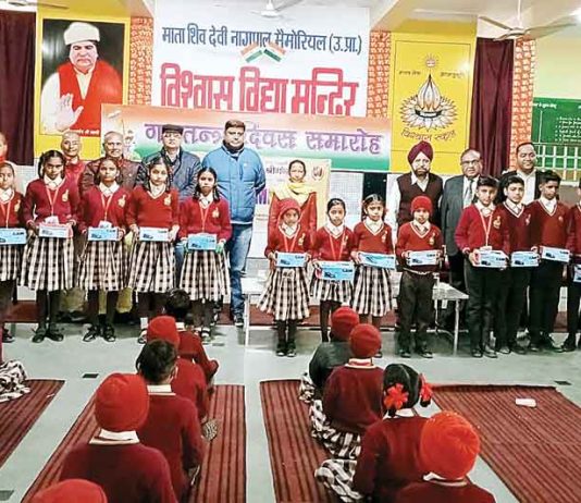 जरूरतमंद विद्यार्थियों को जूते-जुराबें वितरित