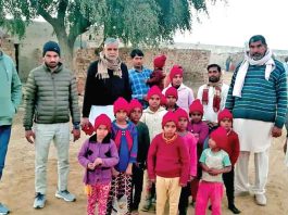 श्रीगुरूसर मोडिया की साध-संगत ने बच्चों को बांटी गर्म टोपियां व जुराबें