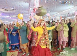 झूमते नाचते आए इश्क के मसीहा को सजदा करने