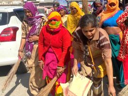 वाह क्या बात है: फ्लाइट से पहुंचे गंदगी साफ करने डेरा अनुयायी