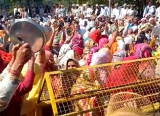 आंदोलनकारी किसानों ने निकाला ट्रैक्टर मार्च