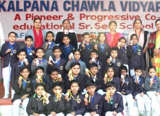 कल्पना चावला विद्यापीठ में बाटे खेल पुरस्कार