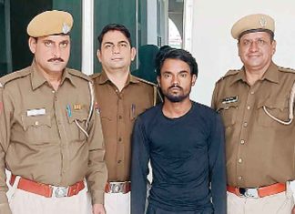 दोस्त के घर में दोस्त के साथ मिलकर चोरी