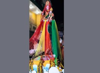 आकर्षक ढंग से सजाई गई होलिका