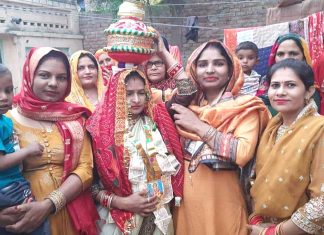 बेटी पैदा होने पर मनाई खुशी