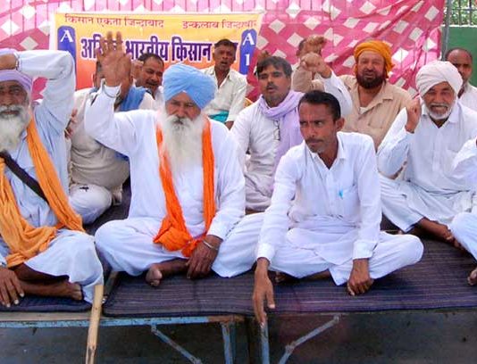 बेमियादी पड़ाव पर डटे, किसान महापंचायत कल