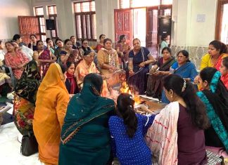 अग्रवाल सभा की महिला विंग ने खेली फूलों की होली