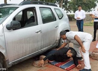 बिजेन्द्र पहलवान ने छाती पर पत्थर तुड़वाकर व ऊपर से गाड़ी गुजरावकर किया शक्ति प्रदर्शन