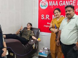 राधिका ने खूनदान कर मनाया 18वां जन्मदिन Blood-Donating