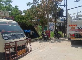 Bulandshahr Police: अवैध रूप से पार्किंग बना कर खड़े वाहनों पर चला पुलिस का चाबुक, काटे चालान Bulandshahr-Police