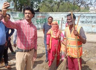 हॉट सिटी में डॉ नितिन गौड़ ने”सेल्फी विद सफाई मित्र”अभियान शुरू कराया