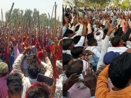 आरक्षण के लिए हाथों में लाठियां लेकर आंदोलन में कूदी महिलाएं और बच्चे Bharatpur News