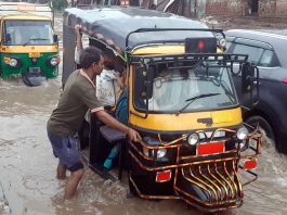 तेज आंधी के साथ बरसी आफत आसमानी, छोटी काशी हुई पानी-पानी Weather