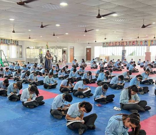 बीट द प्लास्टिक पॉल्यूशन पर अंग्रेजी निबंध प्रतियोगिता का आयोजन Kharkhoda