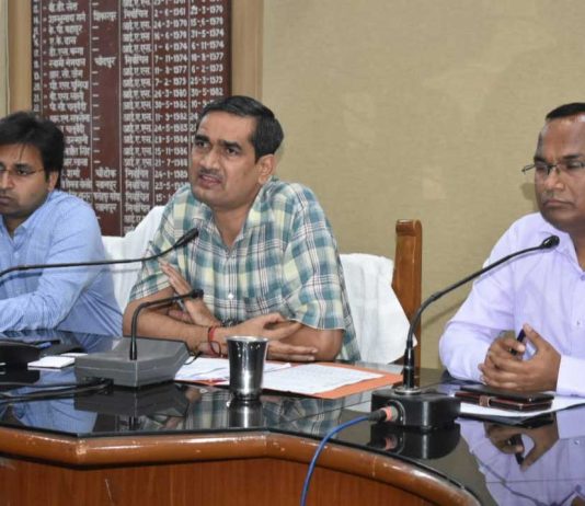 जिलाधिकारी चन्द्र प्रकाश सिंह ने पोर्टल पर हुए संशोधनों के बारे में दिया प्रशिक्षण bulandshahr