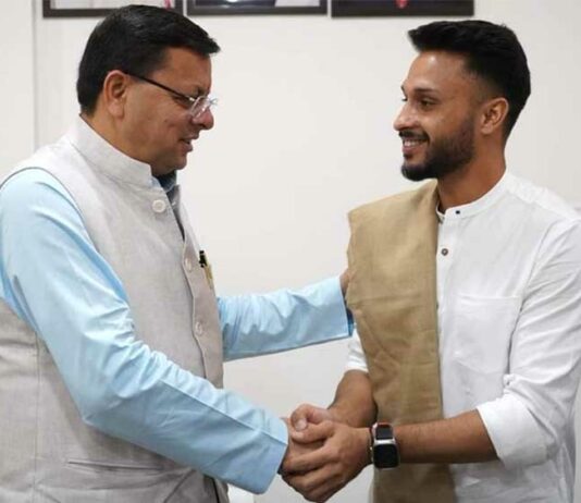 क्रिकेटर आकाश मथवाल ने धामी से की भेंट Akash Madhwal