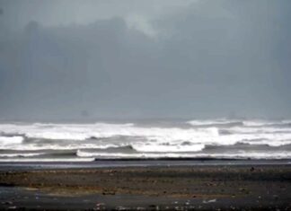 अपने रास्ते में आने वाले घरों और फसलों को तबाह करता हुआ आगे बढ़ रहा है बिपरजॉय Biparjoy