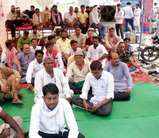 एसपी कार्यालय पर किया प्रदर्शन, आज बैठक