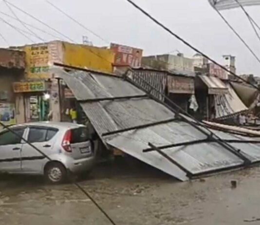 तेज आंधी में गौशाला का शेड उड़कर बरसी गेट के बाहर गिरा Hisar News