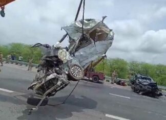 Road Accident: आगरा लखनऊ एक्सप्रेस वे पर दो गाड़ियां भिड़ीं, तीन की मौत Road Accident