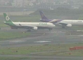 हवाई अड्डे पर दो प्लेन के बीच जबरदस्त टक्कर Heavy Rainfall