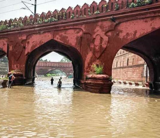 Delhi: स्मार्ट शहरों से पहले दिल्ली स्मार्ट हो पाती Delhi
