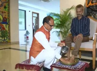 Sidhi Urination Case: शिवराज ने सीधी कांड के पीड़ित के धोए पैर, मांगी माफी, देखें वीडियो Sidhi Urination Case