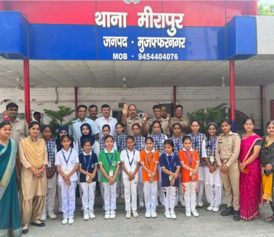 शिखर शिक्षा सदन सीनियर सेकेंडरी स्कूल की छात्राओं ने मीरापुर थाने और स्टेट बैंक में मनाया रक्षाबंधन Mirapur