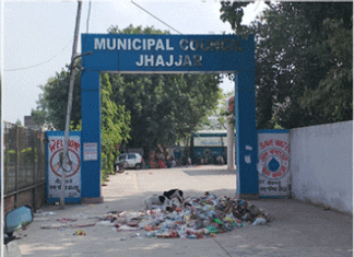 डोर-टू डोर इकट्ठा किया कूड़ा परिषद के गेट पर फेंका Jhajjar News