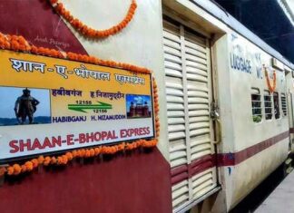 Shaan-e-Bhopal Express train