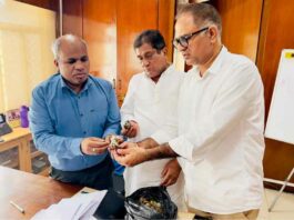 शासन सचिव को दिखाए गुलाबी सुंडी से खराब हुए नरमा के टिंडे Hanumangarh News