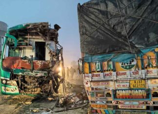 स्लीपर बस और ट्रक में भयानक भिड़ंत, दोनों के एक तरफ के परखच्चे उड़े! Uttara Kannada Accident