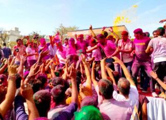 Police Holi Celebration: जयपुर कमिश्नर को कंधे पर उठाकर नाचे पुलिसकर्मी Jaipur News