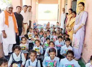 दो केएनजे राजकीय प्राथमिक विद्यालय में बच्चों को पाठ्य सामग्री वितरित Hanumangarh News