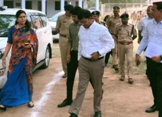 मंडलायुक्त तथा आईजी ने जिले के अधिकारियों संग किया बूथों का निरीक्षण Firozabad News