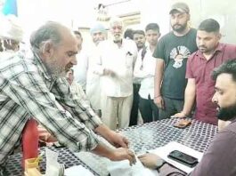 घंटों बिजली सप्लाई न होने से आक्रोशित कॉलोनीवासियों ने किया एईएन का घेराव Hanumangarh News