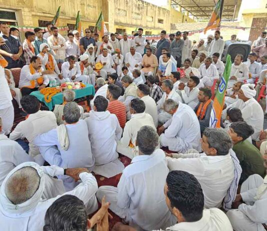 ऐलनाबाद हलका के गांवों में 48 डिग्री तापमान में भी समाजसेवी कप्तान मीनू बैनीवाल का गर्मजोशी से स्वागत, तंवर की जीत का ग्रामीण दे रहे हैं आशीर्वाद Sirsa News