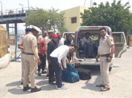 हथिनिकुंड बैराज पर यूपी से आने वाले वाहनों की चेकिंग करती हरियाणा पुलिस Khizrabad News