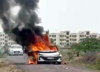 Car Fire : धू धू कर जली कार, पांच मिनट में कबाड़ में हुई तब्दील Hanumangarh News