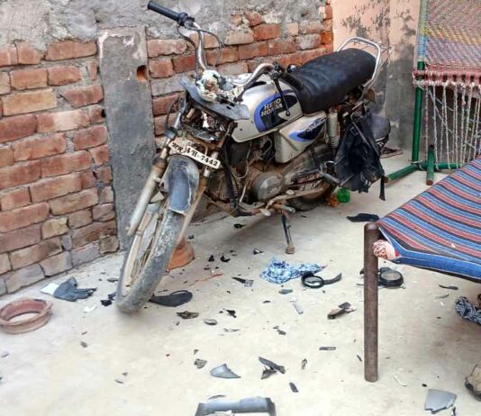 ओढां में युवकों ने धारदार हथियारों के बल पर मचाई दहशत, घर व मेडिकल में की तोडफ़ोड़, Sirsa News