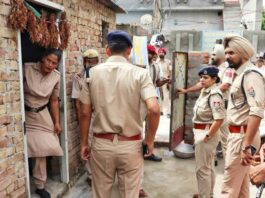 धोबियाना बस्ती में बठिंडा पुलिस की छापेमारी, कुछ लोग घरों को ताले लगाकर भागे Bathinda News