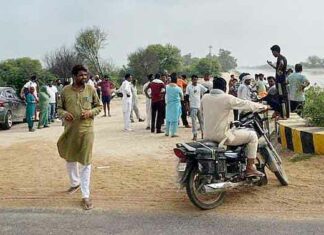 ऐलनाबाद मार्ग पर इंदिरा गांधी नहर में गिरी कार, गोताखोर व एसडीआरएफ की टीमें तलाश में जुटी Hanumangarh News
